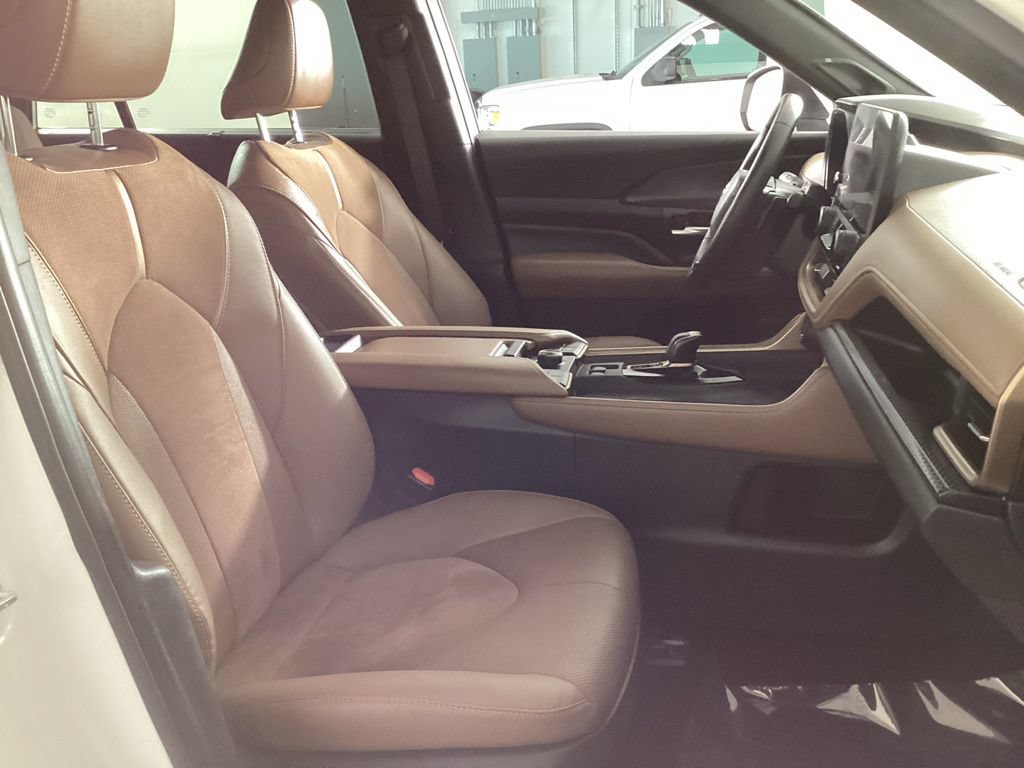 Used 2024 Toyota Grand Highlander AWD Hybrid image 19