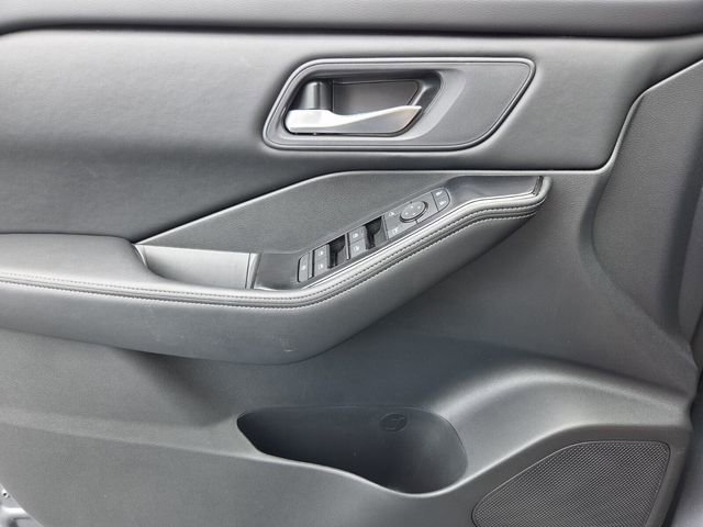 Used 2025 Nissan Rogue SV FWD image 24