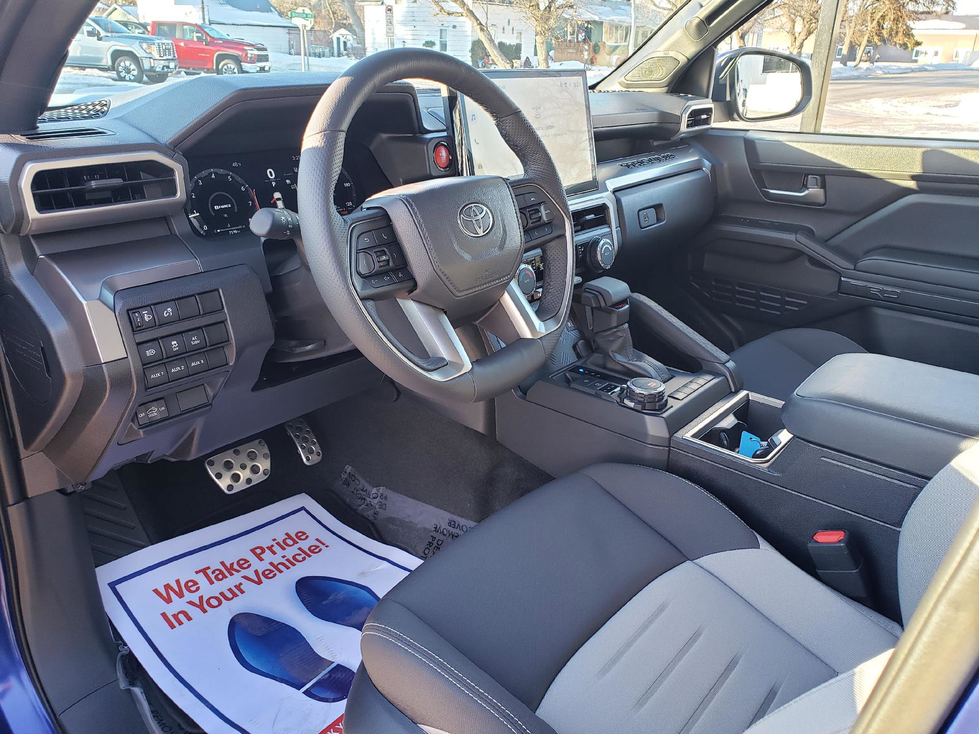 Used 2025 Toyota Tacoma TRD Sport w/ TRD Sport Upgrade Package image 9