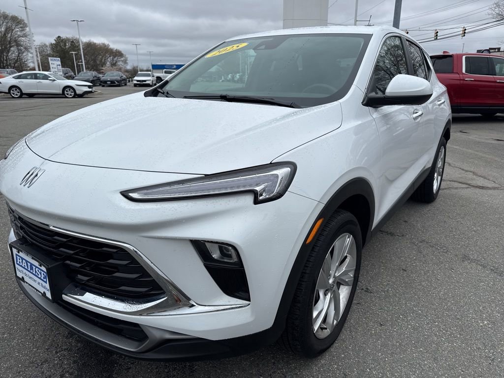 Used 2025 Buick Encore GX Preferred w/ Comfort Package AWD/4WD image 2