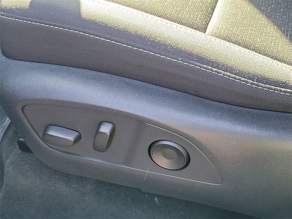 Used 2025 Chevrolet Traverse LT image 17