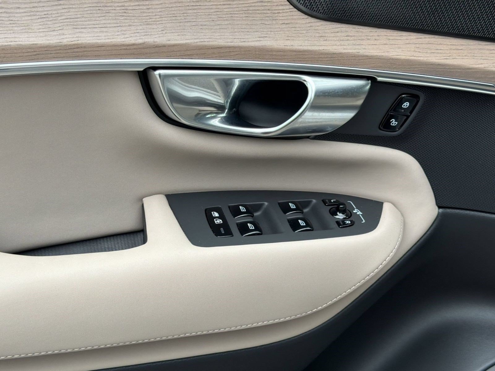 Certified 2025 Volvo XC90 B5 Plus AWD/4WD image 25