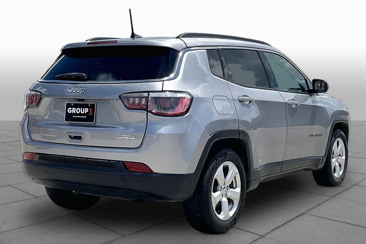 Used 2019 Jeep Compass Latitude w/ Cold Weather Group FWD image 13