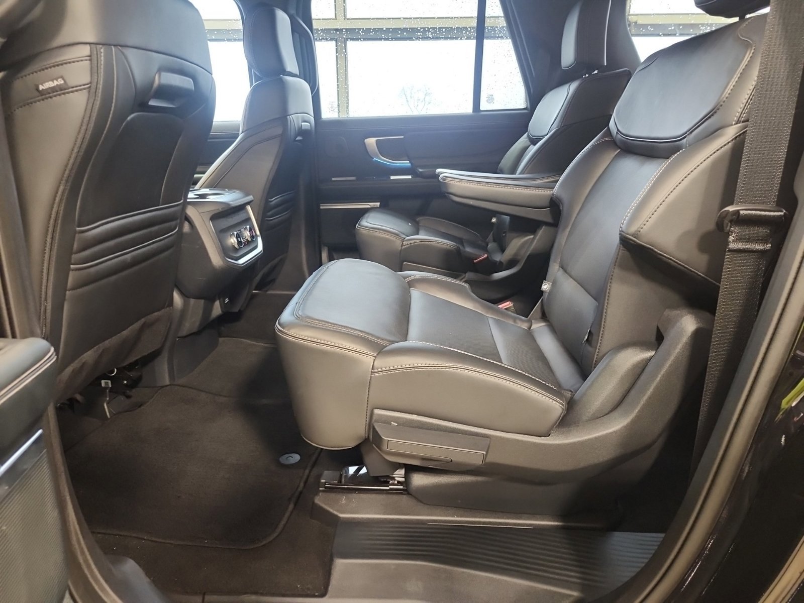 Used 2025 Ford Expedition Max Platinum w/ Stealth Appearance Package AWD/4WD image 12