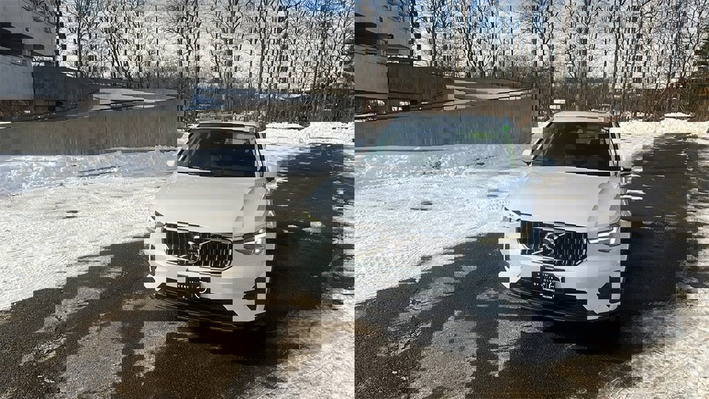 Certified 2025 Volvo XC40 B5 Core image 1