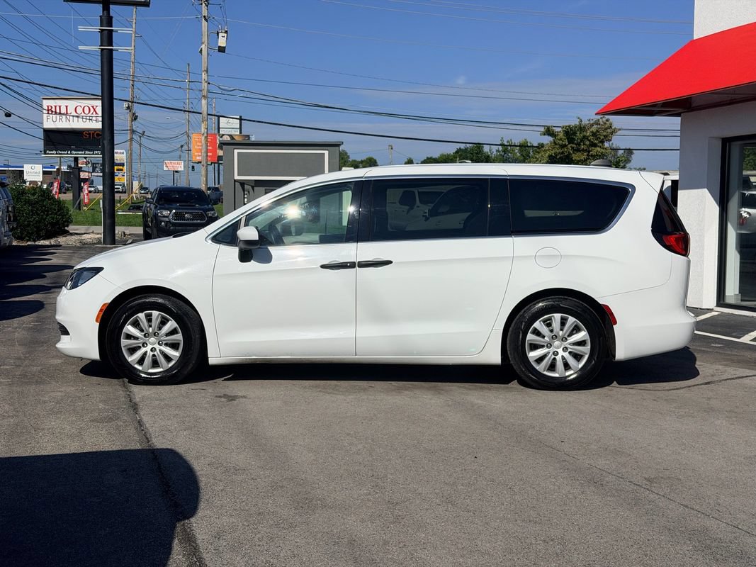 Used 2018 Chrysler Pacifica L FWD image 3
