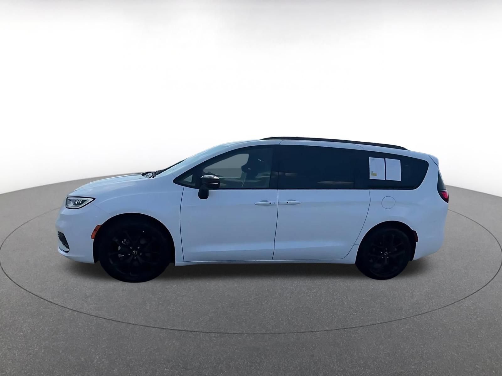 Used 2025 Chrysler Pacifica Limited FWD image 7