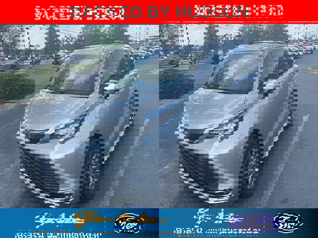 Used 2023 Toyota Sienna XLE image 1
