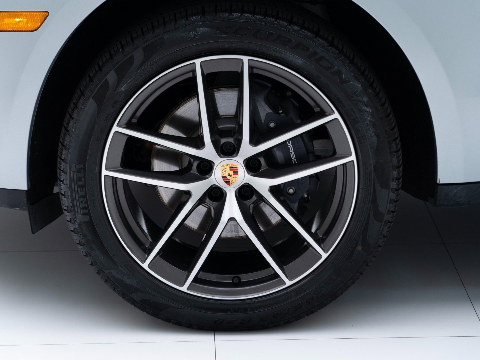Certified 2025 Porsche Macan AWD/4WD image 12