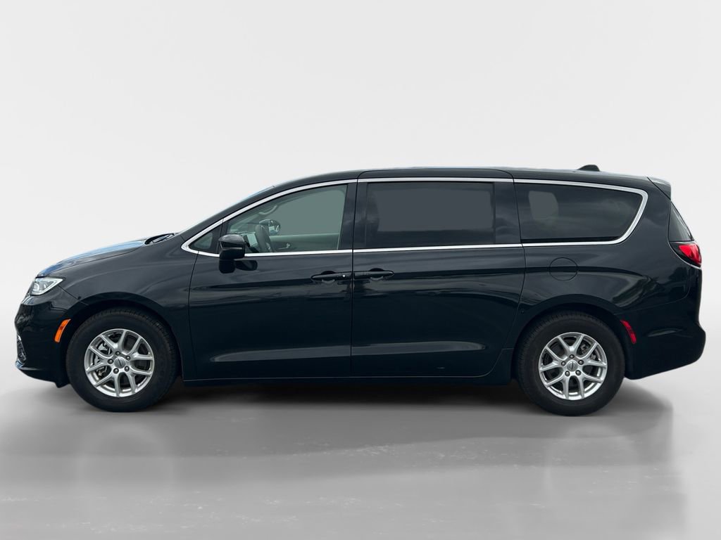 Used 2023 Chrysler Pacifica Touring-L FWD image 2