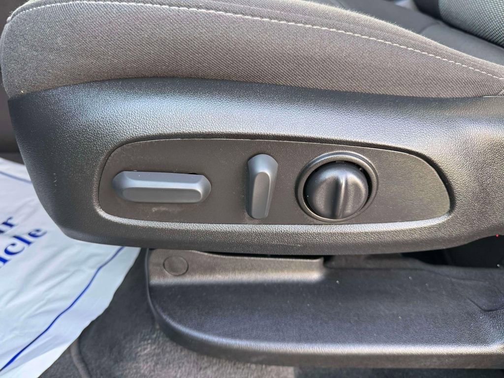 Used 2023 Chevrolet Traverse LT FWD image 17