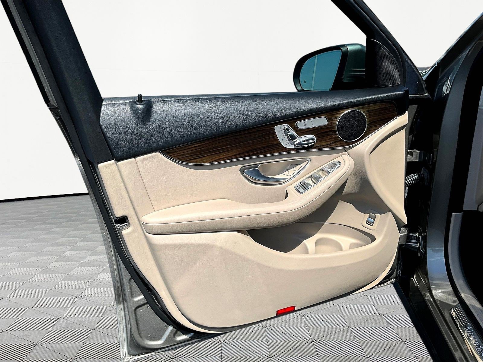 Used 2021 Mercedes-Benz GLC 300 4MATIC w/ Premium Package image 20