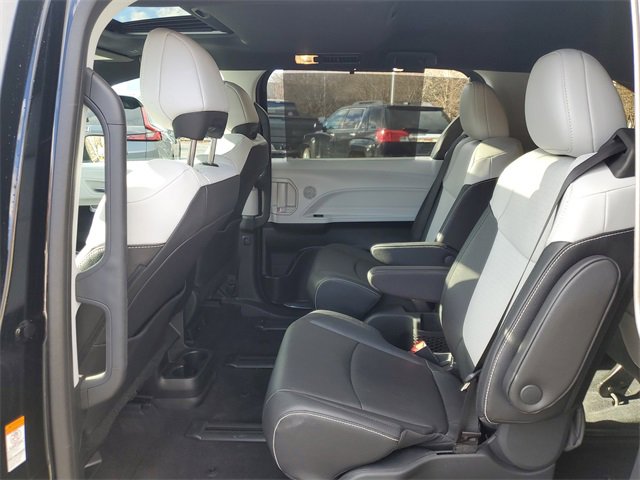 Used 2025 Toyota Sienna XSE image 10