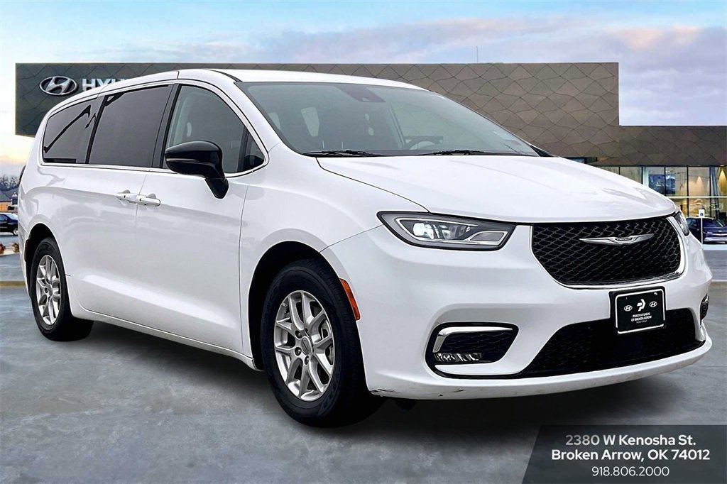 Used 2024 Chrysler Pacifica Touring-L image 2