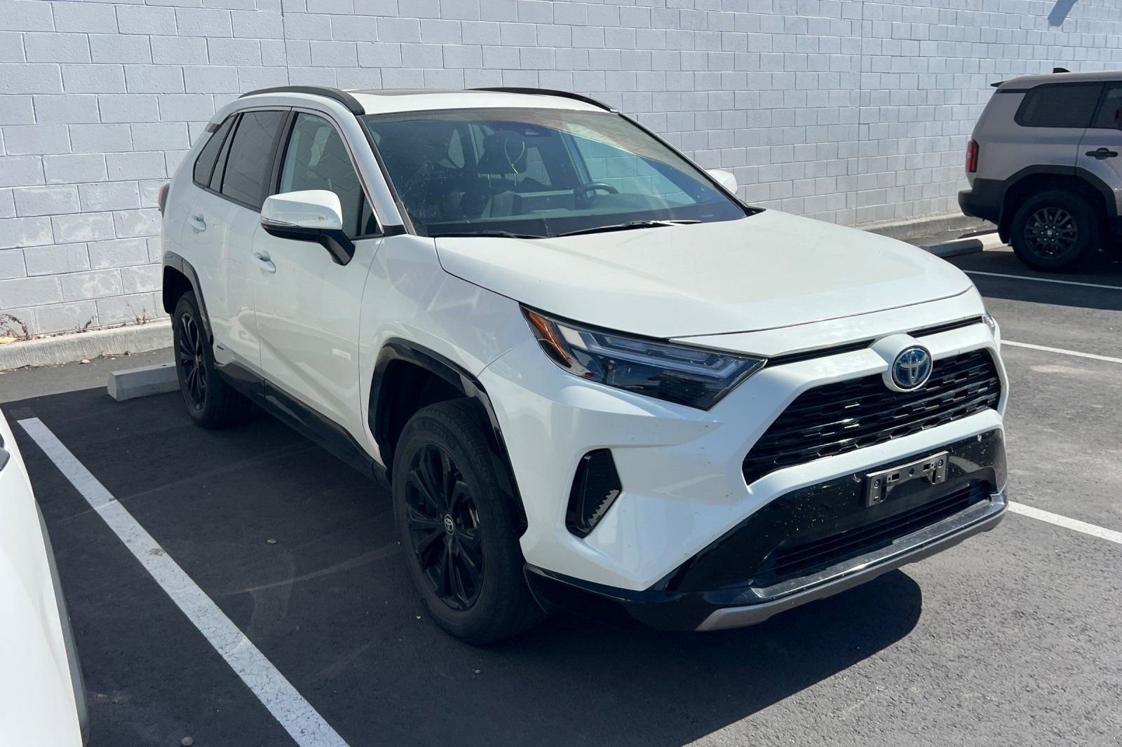 Used 2022 Toyota RAV4 SE w/ Convenience Package AWD/4WD image 2