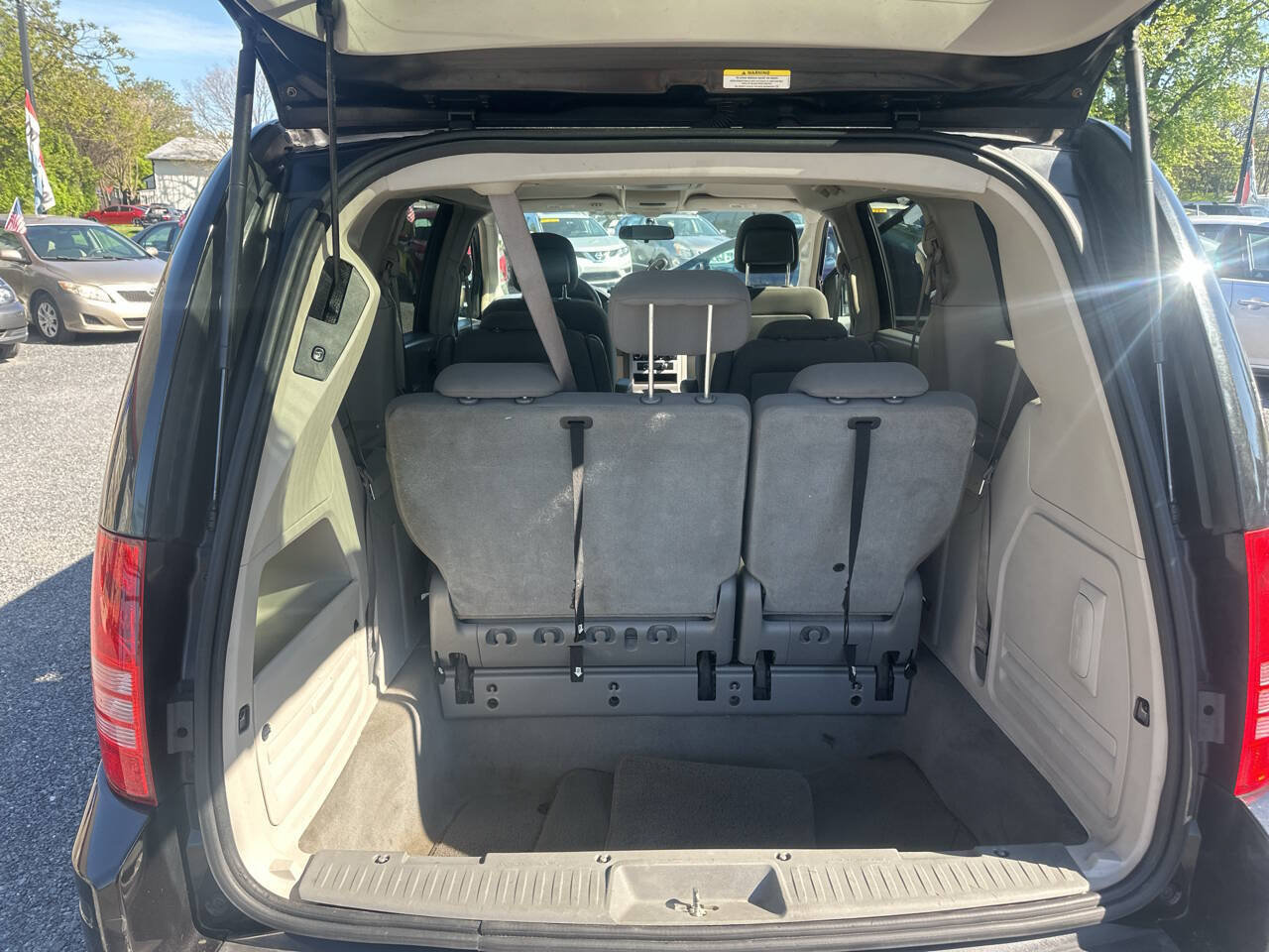 Used 2010 Chrysler Town & Country Touring FWD image 15