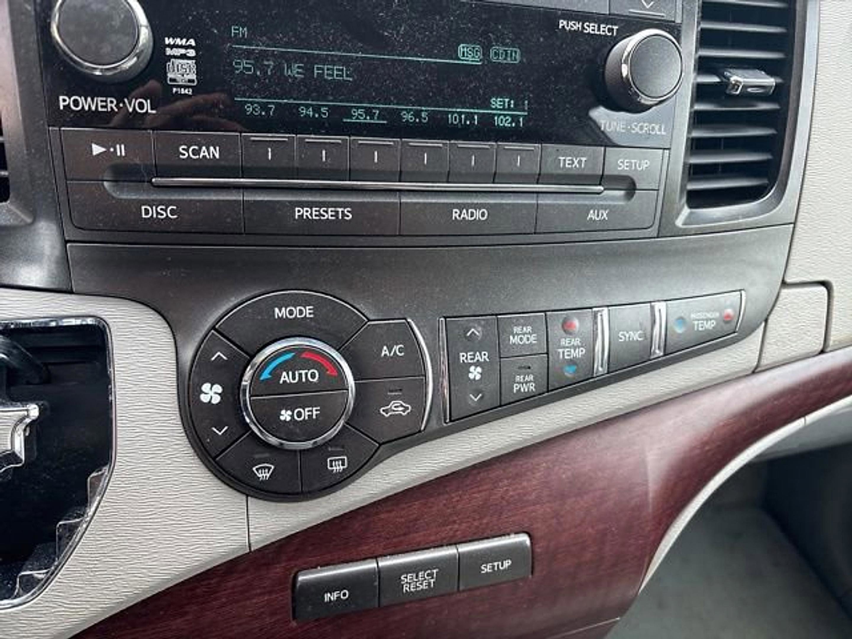 Used 2013 Toyota Sienna XLE FWD image 18