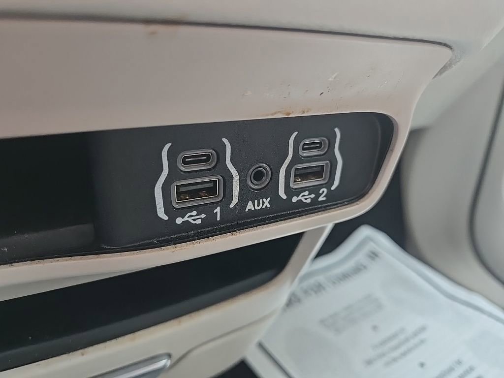Used 2024 Chrysler Pacifica Touring-L image 53