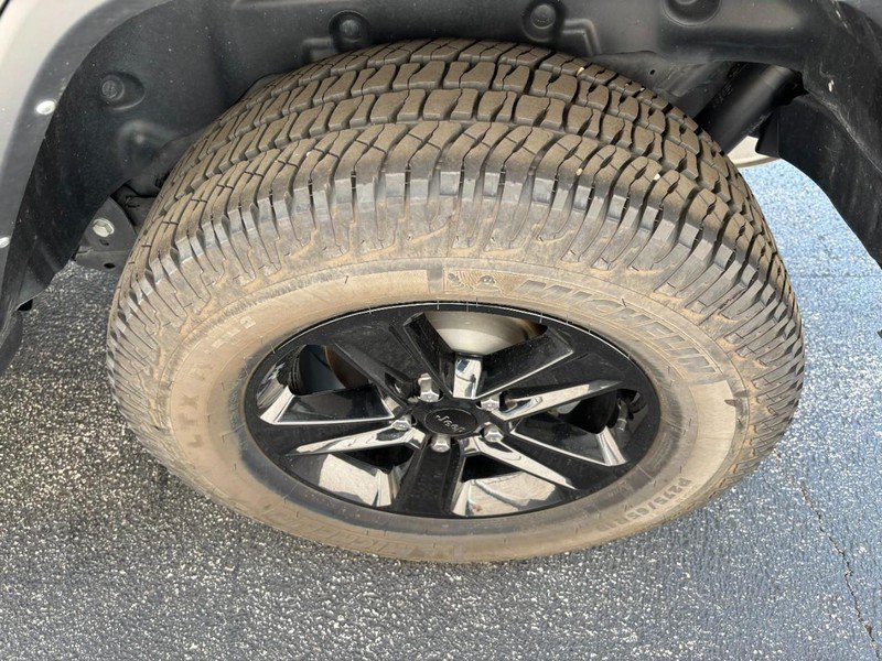 Used 2023 Jeep Wrangler Unlimited Sahara AWD/4WD image 9