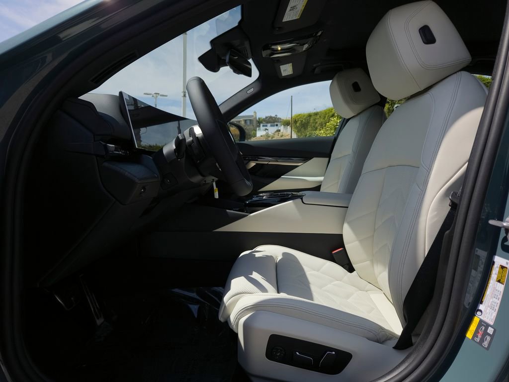 New 2026 BMW 550e xDrive image 7
