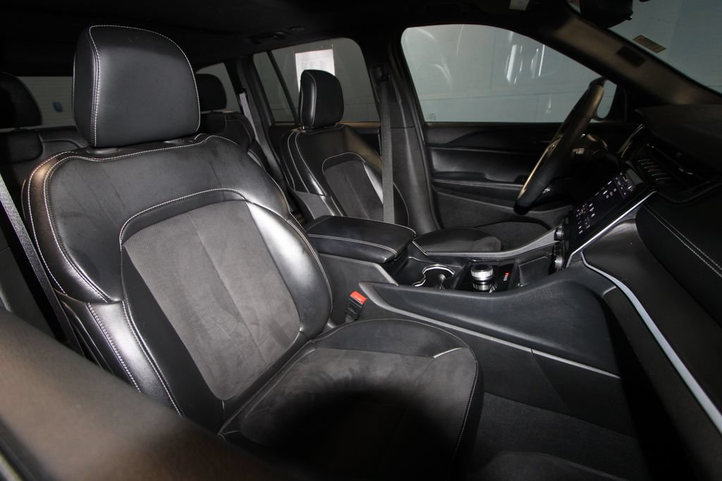 Used 2024 Jeep Grand Cherokee Altitude AWD/4WD image 23