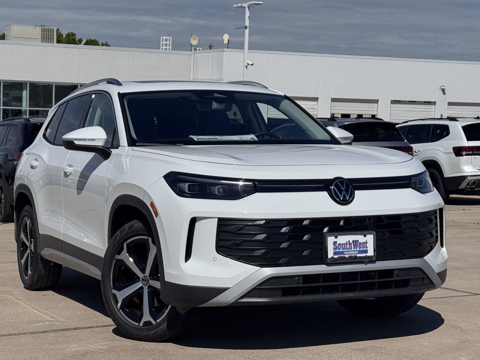 New 2026 Volkswagen Tiguan SE image 2