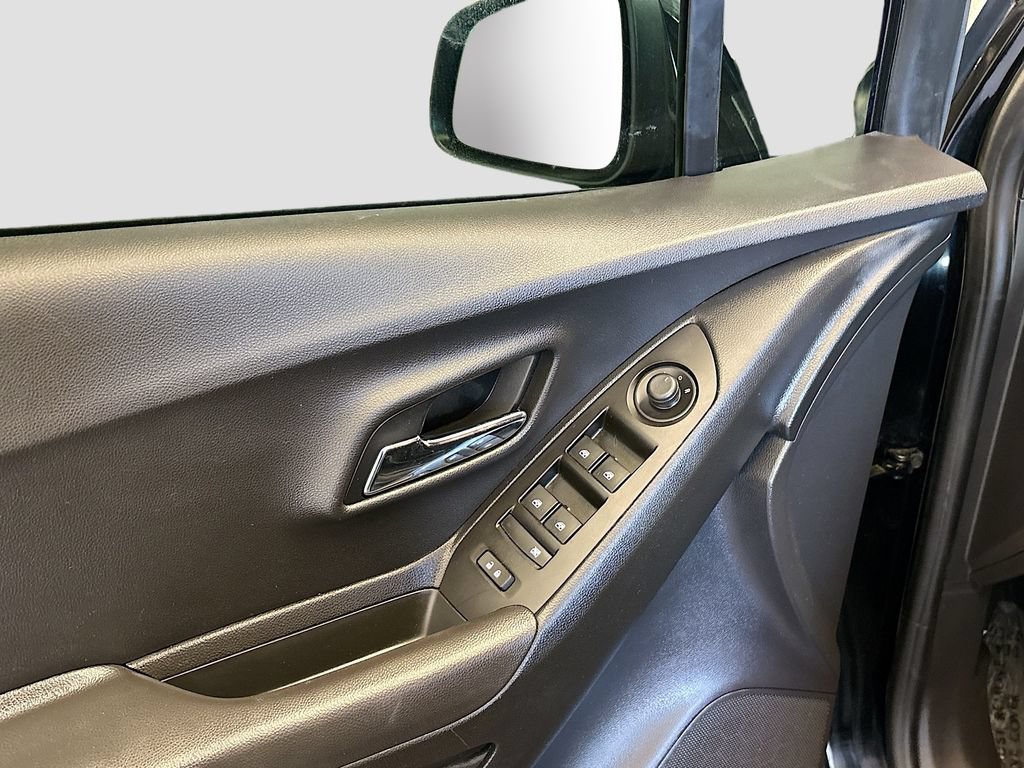 Used 2020 Chevrolet Trax LT w/ LT Convenience Package AWD/4WD image 17