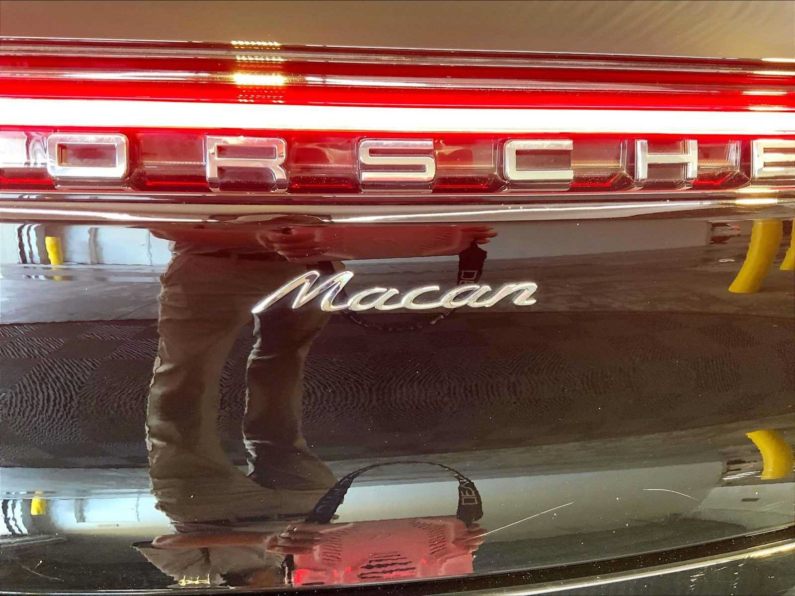 Used 2023 Porsche Macan AWD/4WD image 35