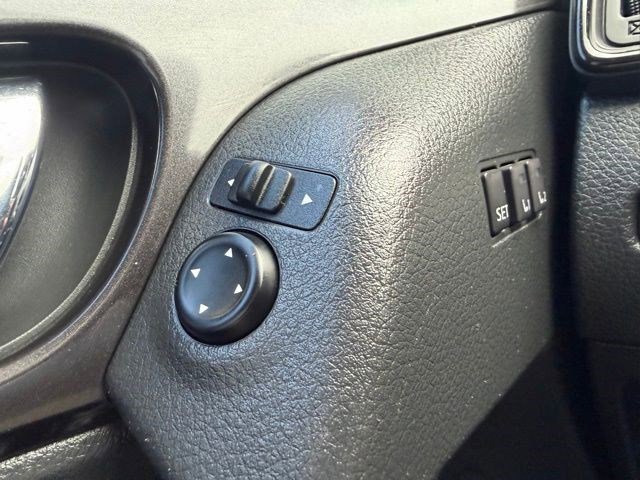 Used 2018 Nissan Rogue SV w/ Premium Package image 26