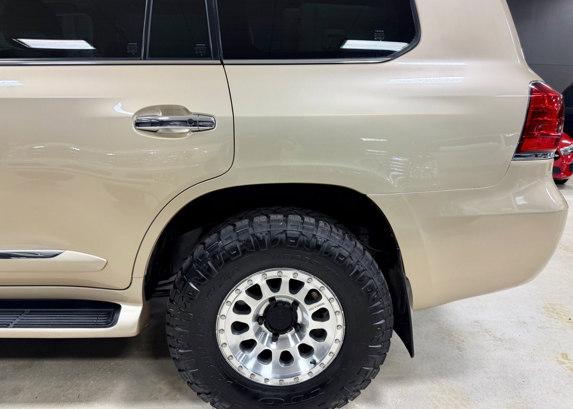 Used 2011 Lexus LX 570 4WD w/ Luxury Pkg w/Pre-crash image 18