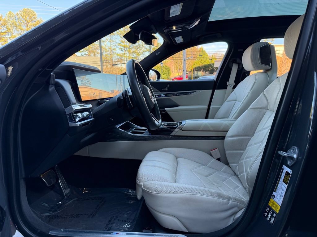 Used 2023 BMW 760i xDrive w/ Executive Package AWD/4WD image 25