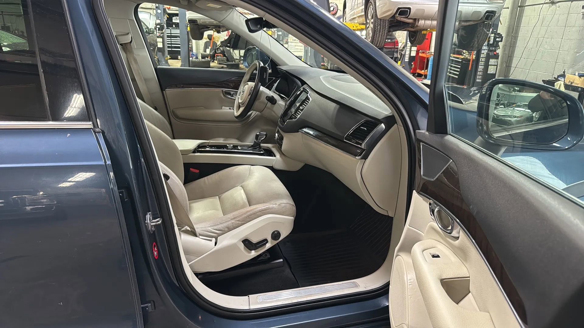 Used 2018 Volvo XC90 T6 Momentum w/ Momentum Plus Package AWD/4WD image 24