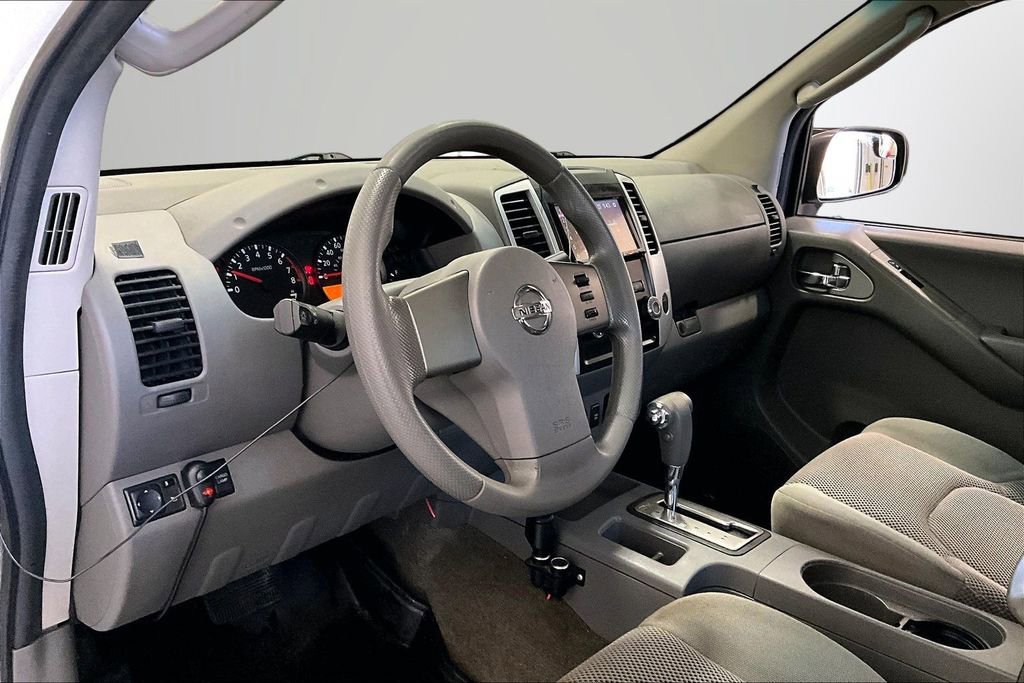 Used 2010 Nissan Frontier SE image 16