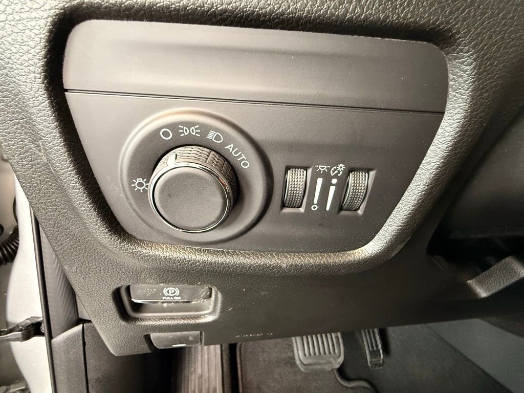 Used 2025 Jeep Grand Cherokee Altitude AWD/4WD image 25