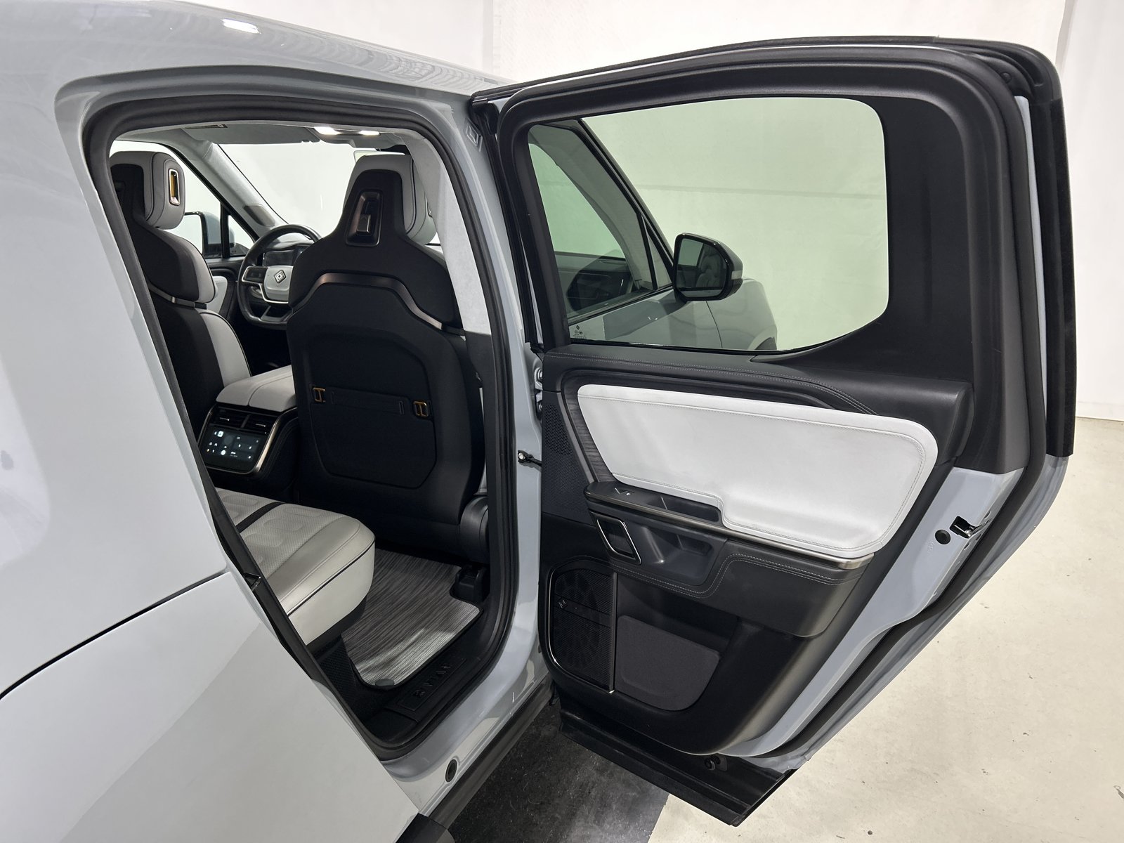 Used 2024 Rivian R1T Adventure AWD/4WD image 19
