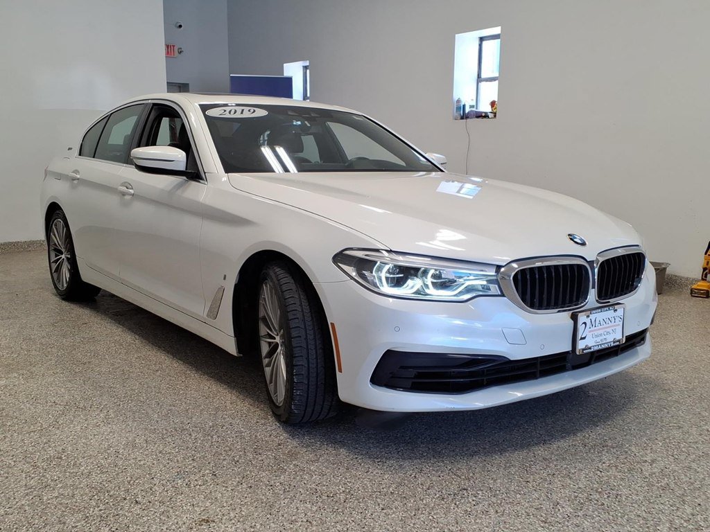 Used 2019 BMW 530e xDrive w/ Executive Package AWD/4WD image 3