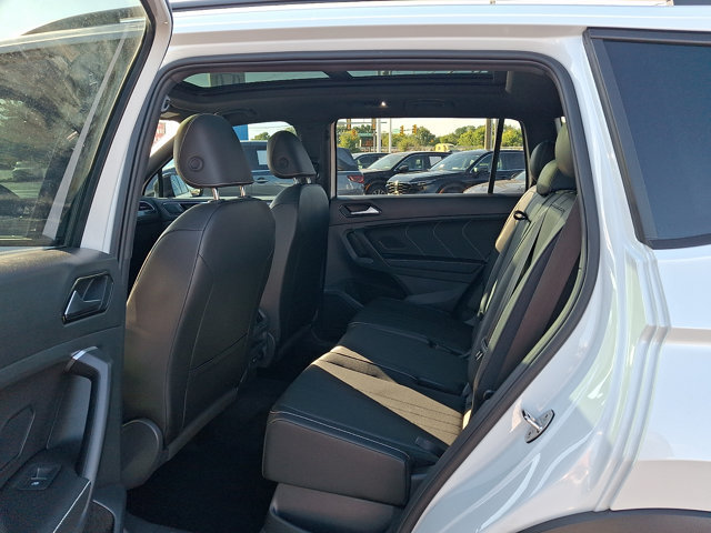 Used 2024 Volkswagen Tiguan SE R-Line AWD/4WD image 10
