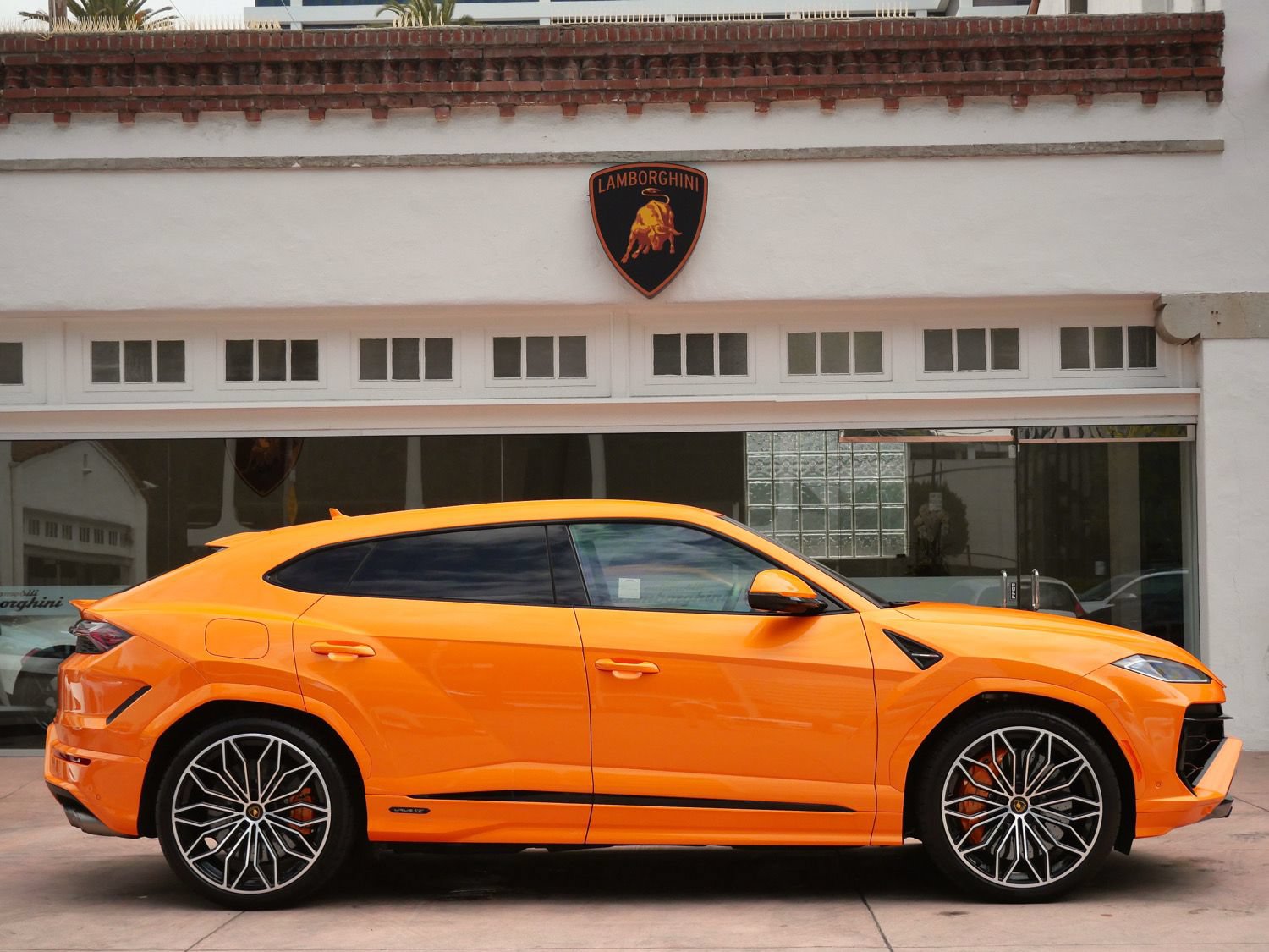 Used 2025 Lamborghini Urus S AWD/4WD image 2