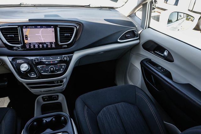 Used 2018 Chrysler Pacifica Touring Plus w/ Tire & Wheel Group FWD image 18