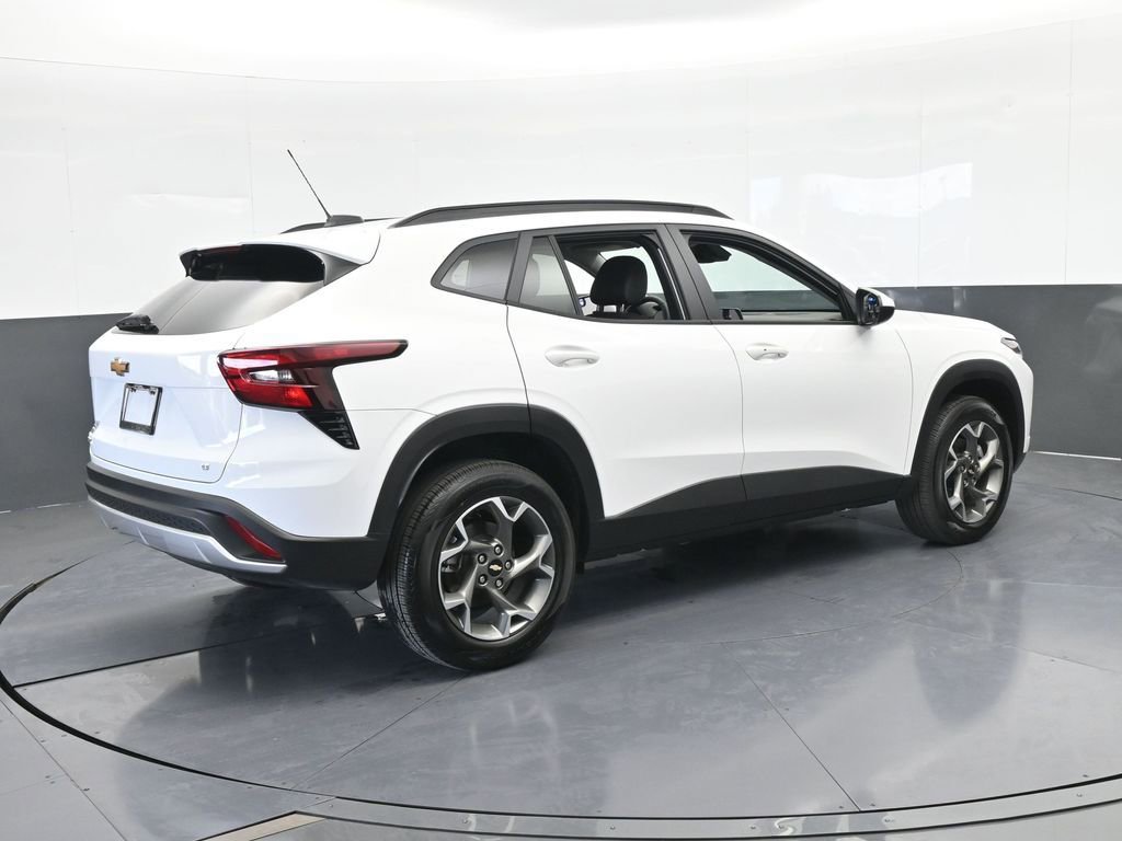 Used 2025 Chevrolet Trax LT w/ LT Convenience Package image 6