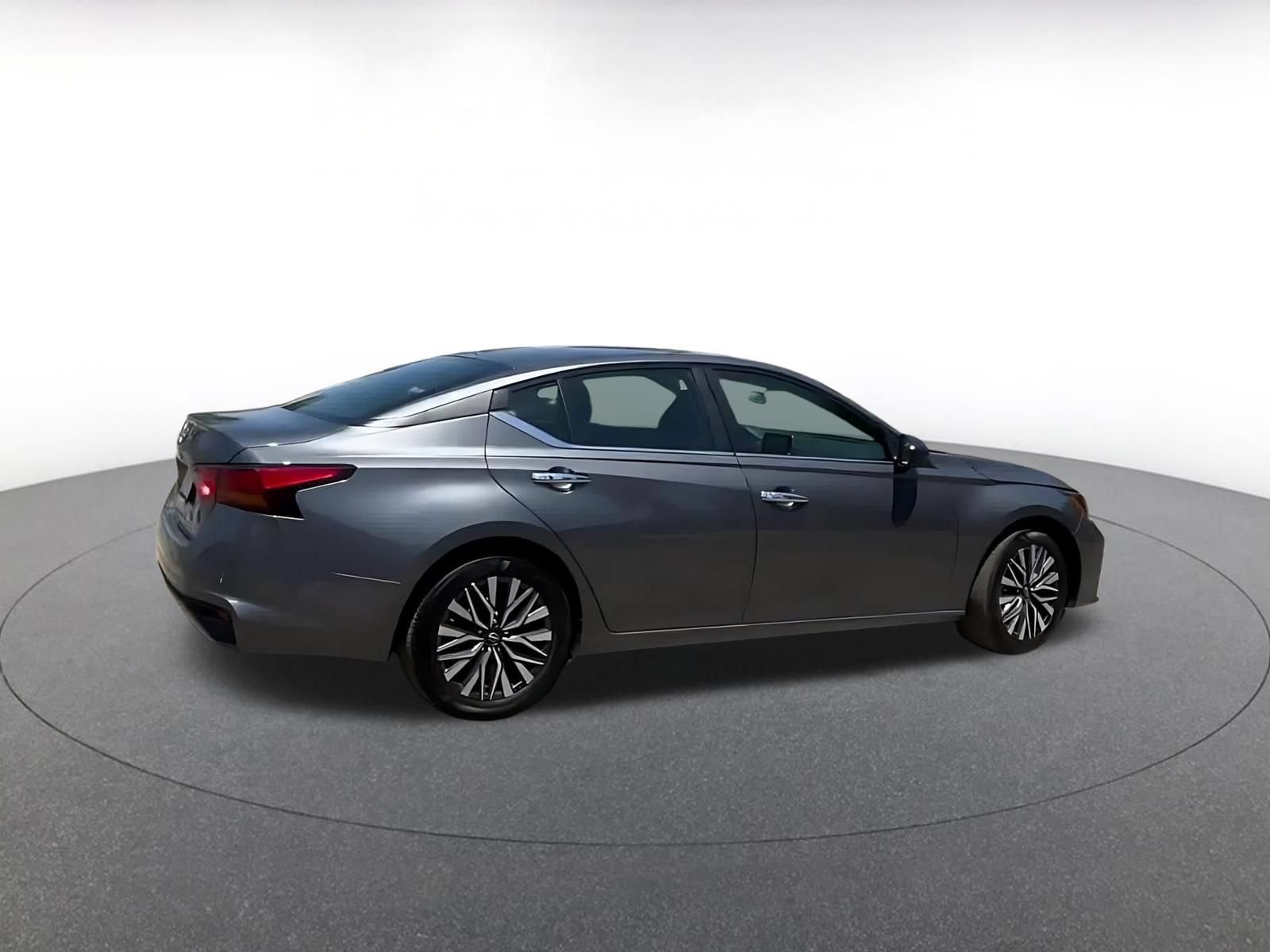 Used 2025 Nissan Altima 2.5 SV FWD image 14