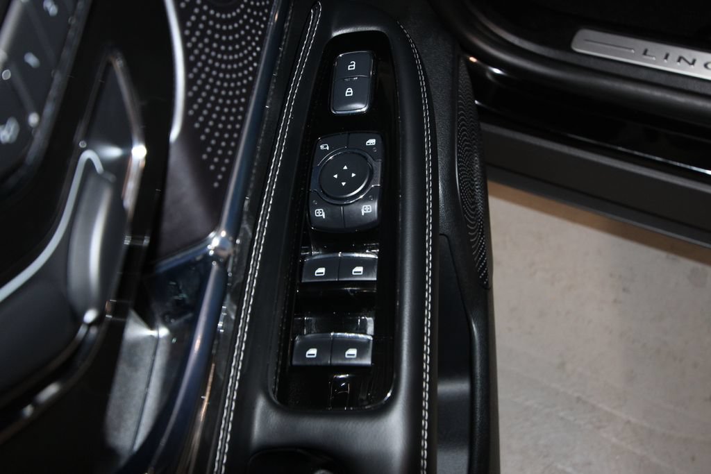 Used 2025 Lincoln Corsair Reserve w/ Jet Appearance Package AWD/4WD image 6
