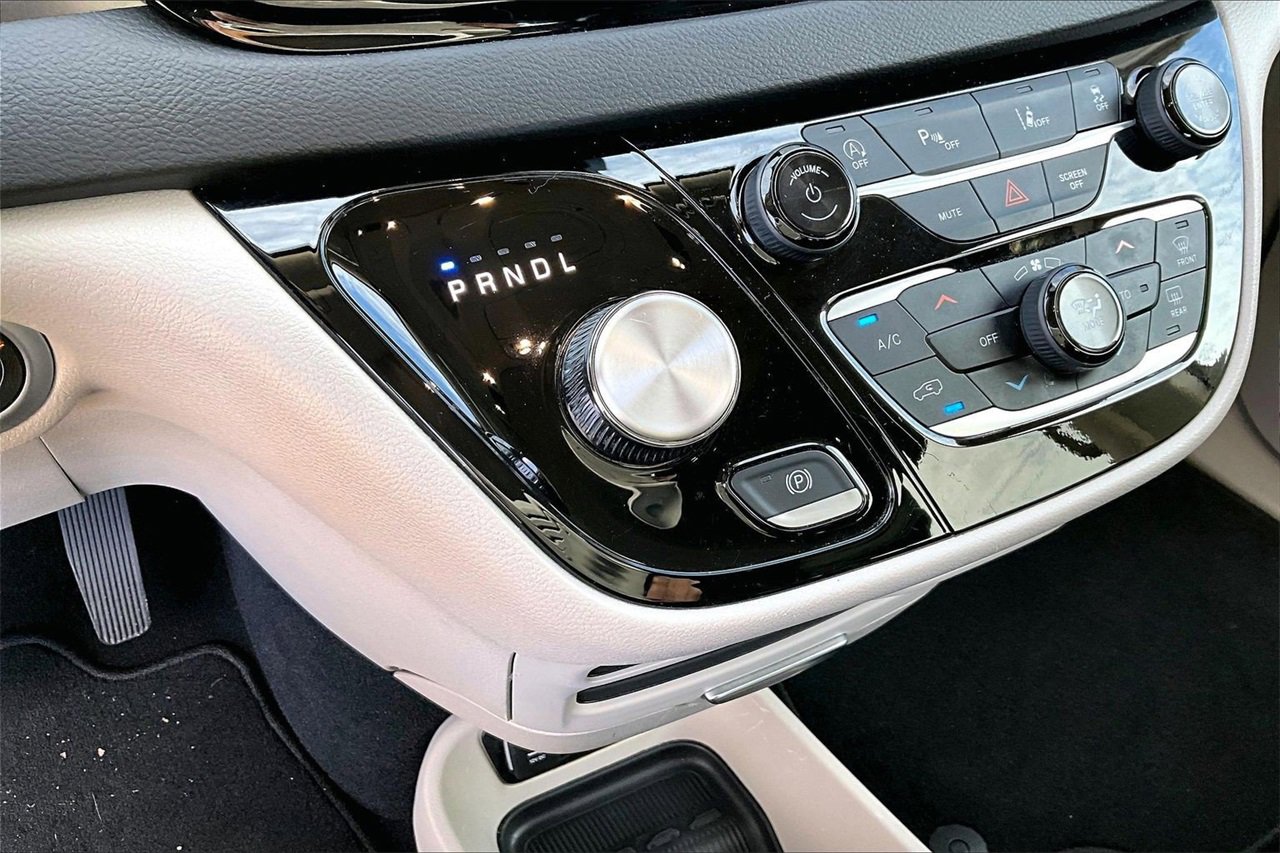 Certified 2024 Chrysler Pacifica Touring-L image 31
