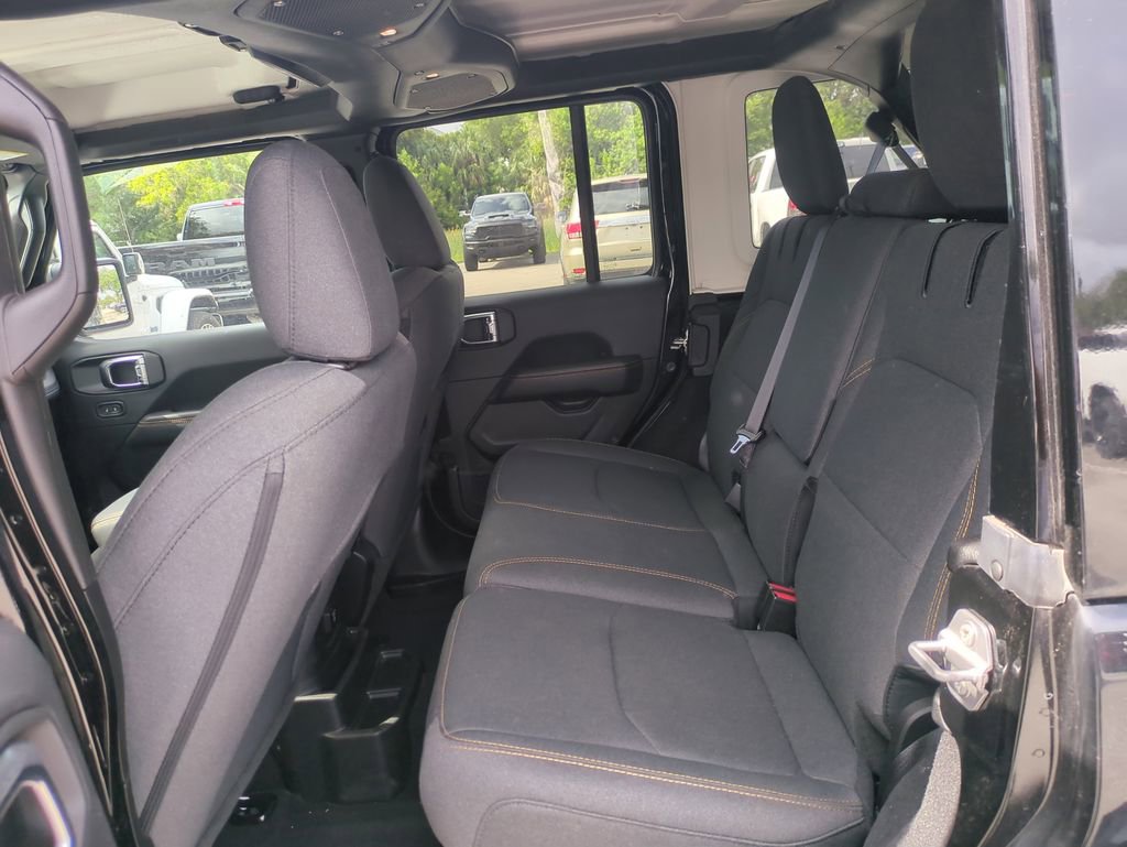 Used 2025 Jeep Wrangler Unlimited Sahara AWD/4WD image 15