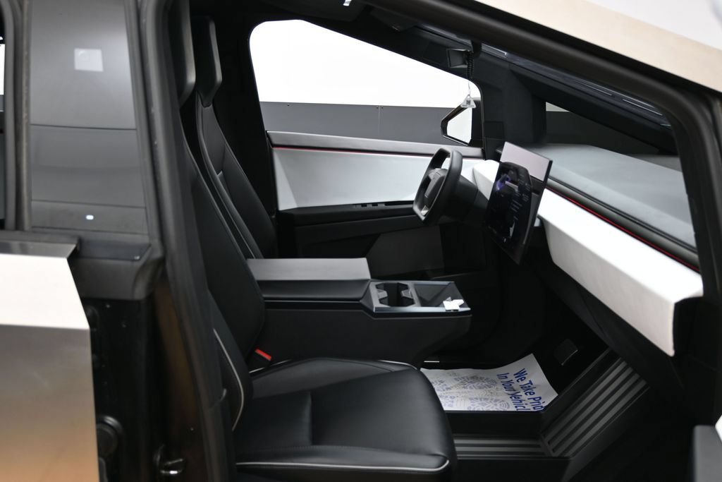 Used 2024 Tesla Cybertruck AWD Crew Cab image 40