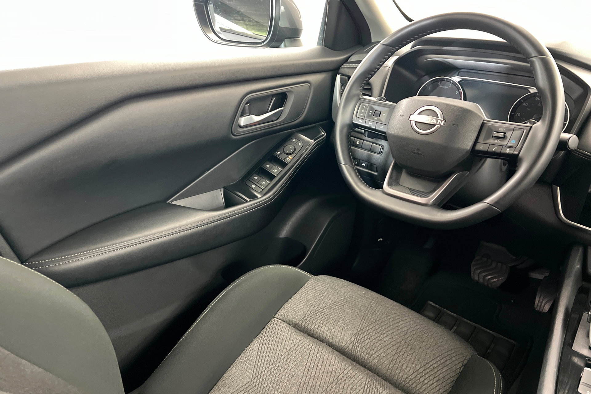Used 2025 Nissan Rogue SV image 12