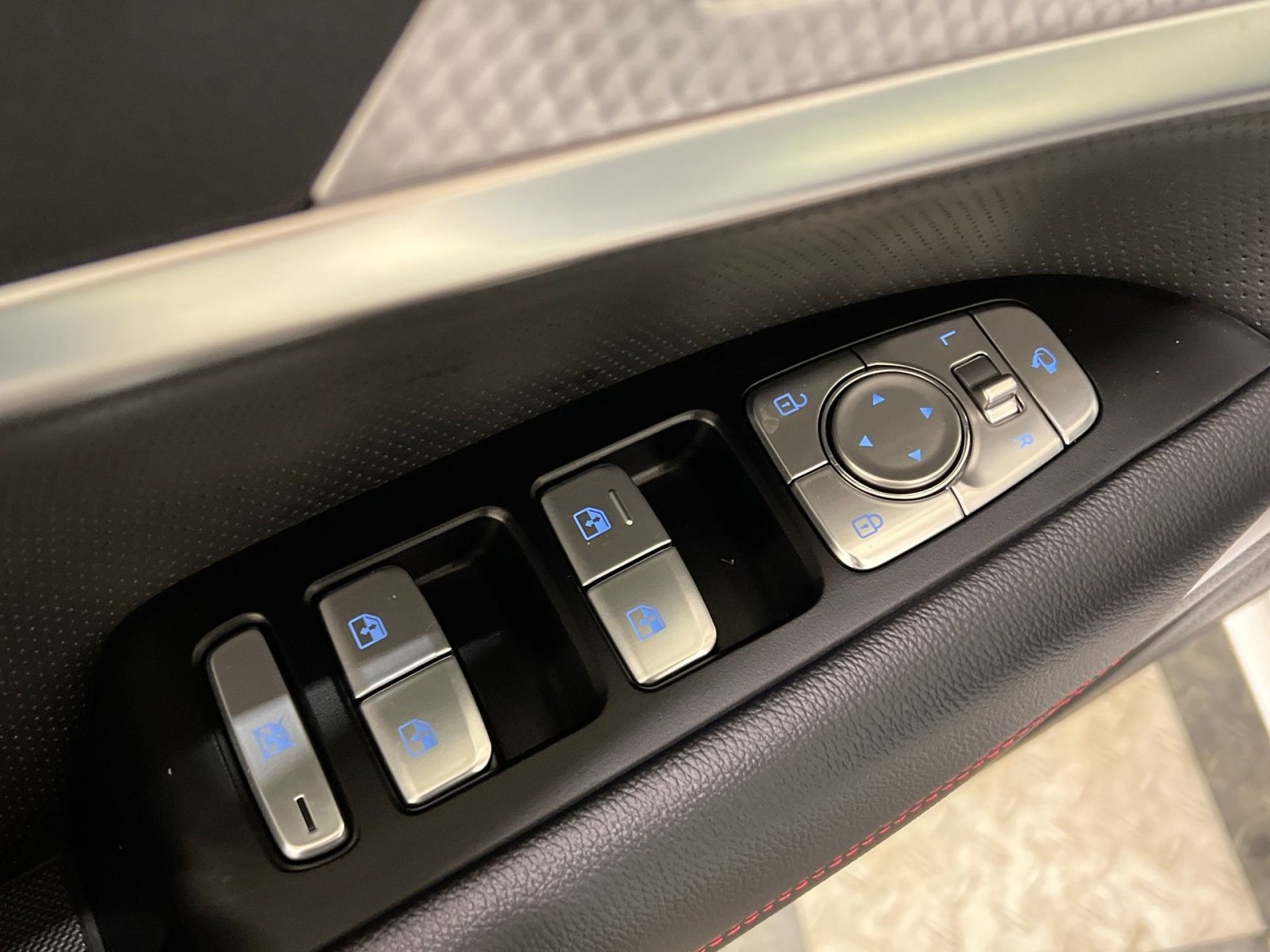 Used 2023 Genesis G70 2.0T w/ Sport Prestige Package image 31