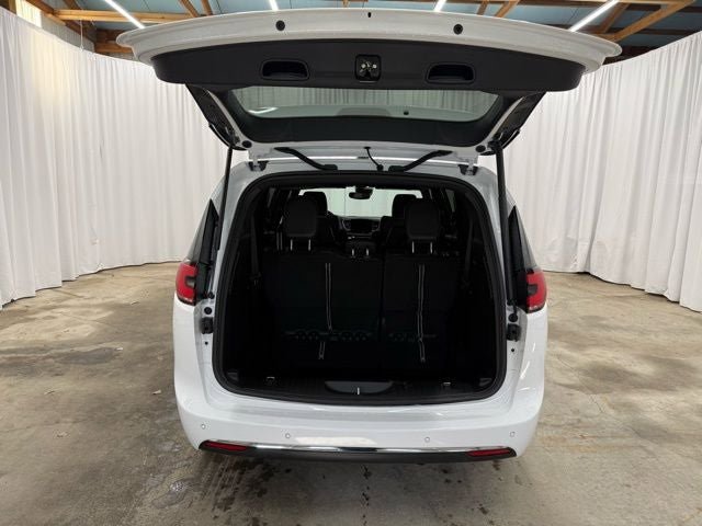 New 2026 Chrysler Pacifica Select FWD image 24
