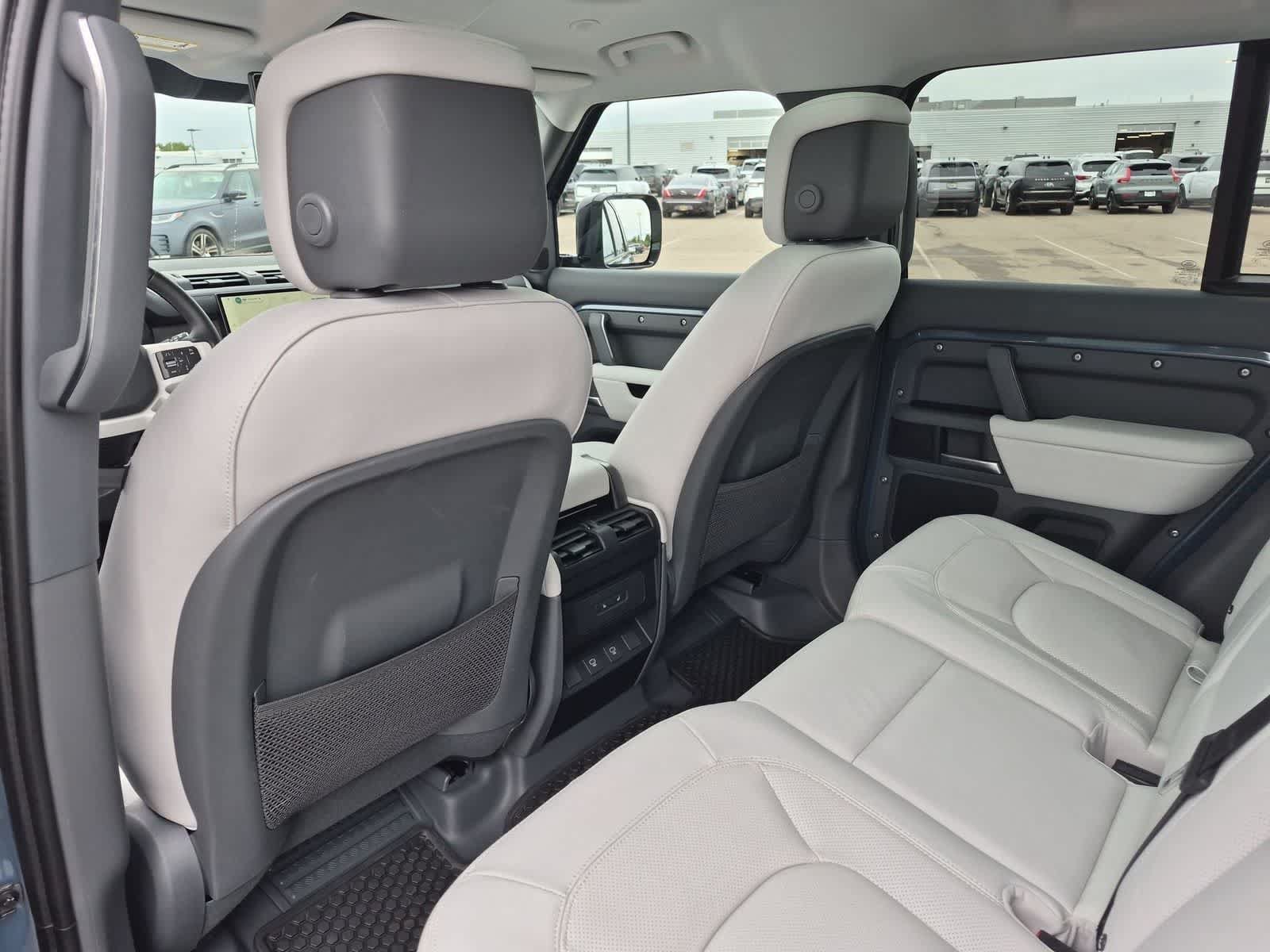 Used 2025 Land Rover Defender 110 X-Dynamic SE AWD/4WD image 18