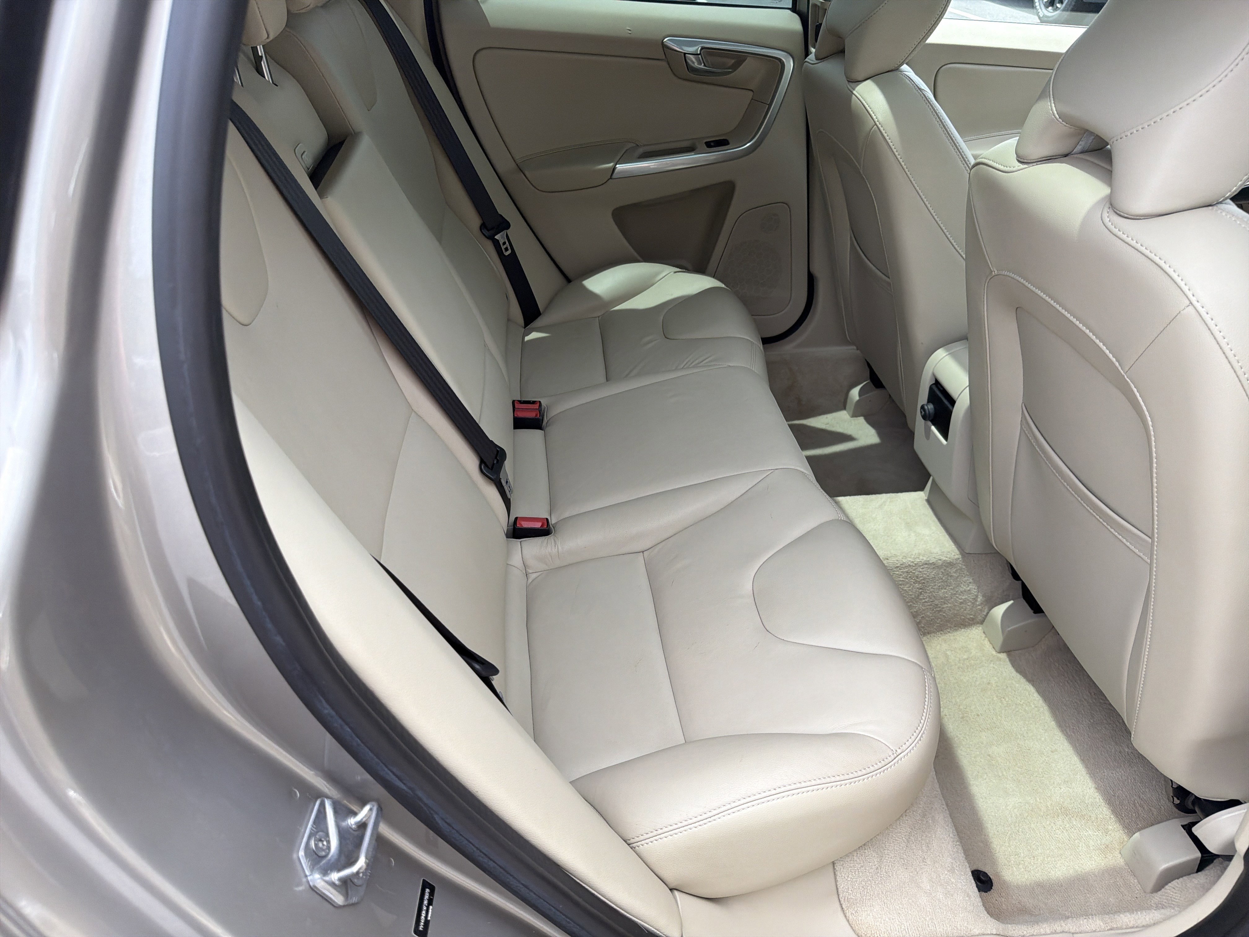 Used 2015 Volvo XC60 T5 Premier w/ Proximity Package FWD image 18